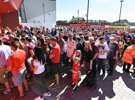 מההליכה מהחניון ועד מוכר הנקניקיות. שום דבר לא דומה לזה. אוהדי ליברפול (getty)