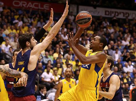 גאודלוק מחכה לעזרה מלנדסברג (צילום: אלן שיבר)