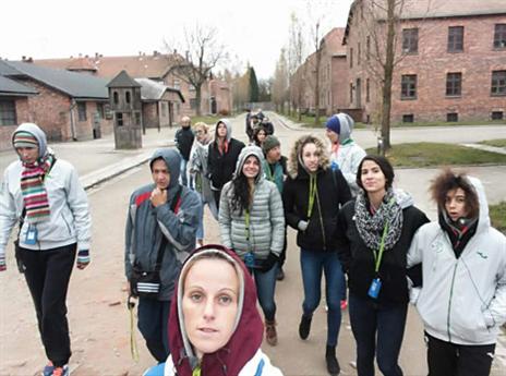 שחקניות חיפה בביקור באושוויץ