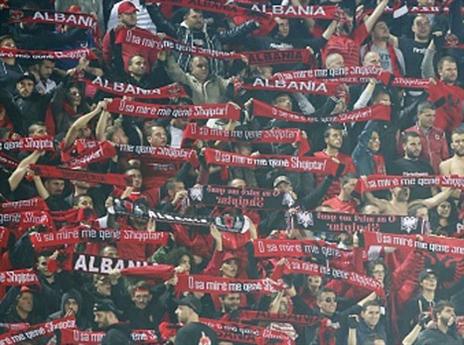 נהמו בזמן המנון מקדוניה. אוהדי אלבניה (Getty)