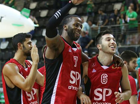 טאקר יפגוש את האקסית (מנהלת הליגה)