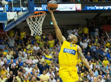 סמית' בדרך לסל. מכבי במשחקה הטוב ביותר העונה (עודד קרני)