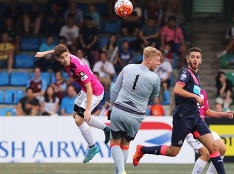 בראש ובשתי רגליים. בראונשטיין לא מפסיק לכבוש (האתר הרשמי של קיצ'י)