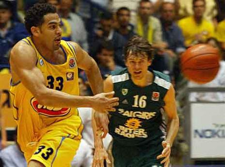 בגאצקיס רודף אחרי בלו באותו משחק זכור מ-2004 (Getty)