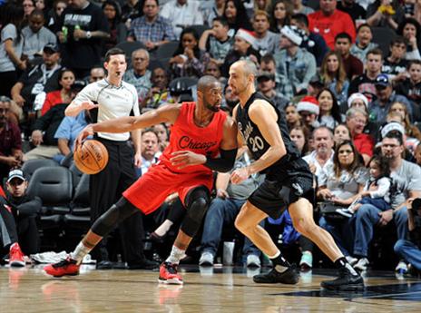 שתי אגדות בתמונה אחת. ג'ינובילי שומר על ווייד (gettyimages)