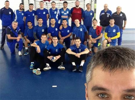 סלפי של נבחרת העתודה עם המאמן אלכסנדר ברקוביץ' (איגוד הכדוריד)