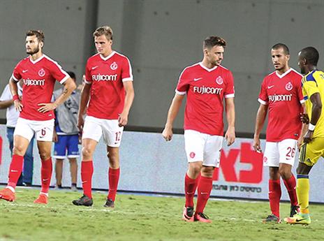 שחקני הפועל אחרי התבוסה הקודמת. "אי אפשר לזלזל בהם" (אלן שיבר)