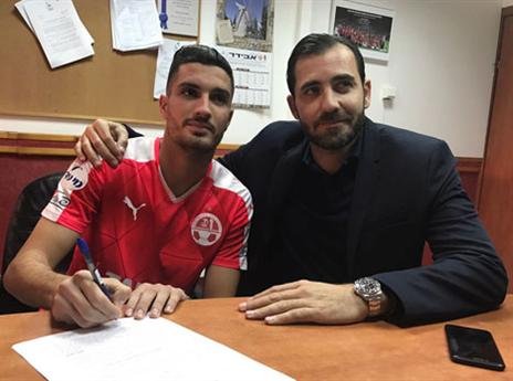 זריהן במעמד החתימה (האתר הרשמי של הפועל ב"ש)