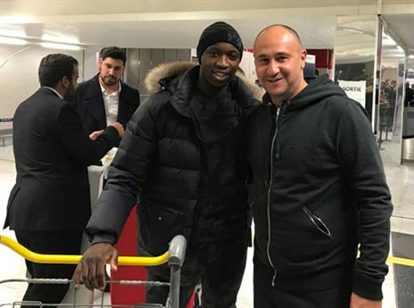 קונטה וסוכנו בלאסן. עטר המליץ עליו