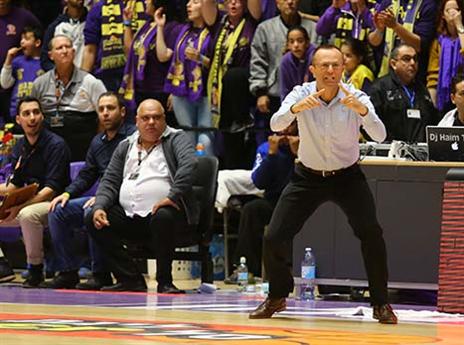 נוגע במקום הראשון. שמיר (מנהלת הליגה)