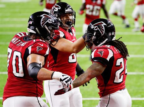 והפאלקונס חגגו סקור ויתרון ראשון (Getty)