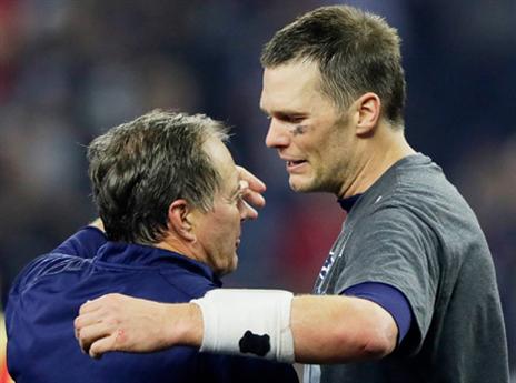 הקוורטרבק חוגג עם המאמן שלו, ביל בליצ'יק (Getty)