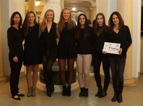 הנבחרת בביקור בארמון (צילום: ניר קידר, איגוד הטניס)