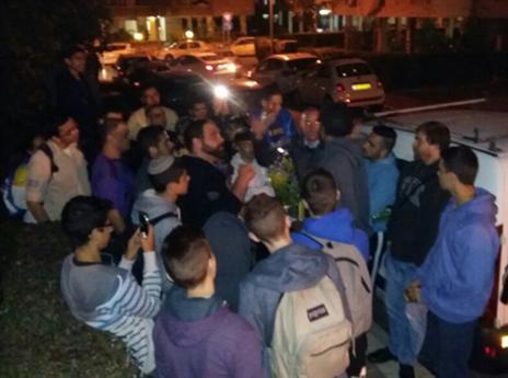 "זה היה מטורף". האוהדים מחוץ לביתו של וואייט