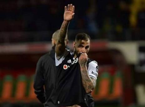 לטוב ולרע, העיניים תמיד עליו (מתוך: טוויטר)