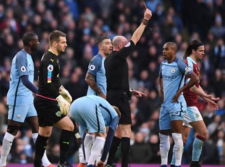 יותר מדי כרטיסים אדומים (getty)