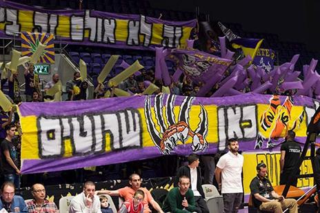 תפאורה יצירתית של הקהל של חולון (מנהלת הליגה)