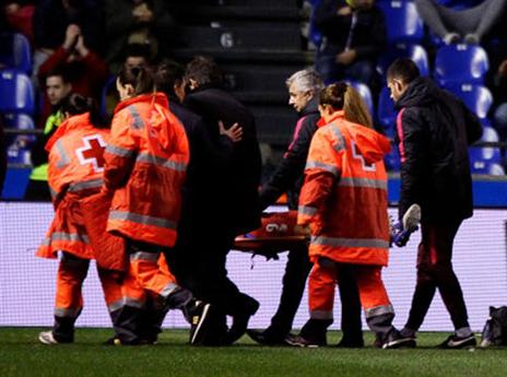 טורס על האלונקה. "כולנו מאוחדים סביבו" (getty)