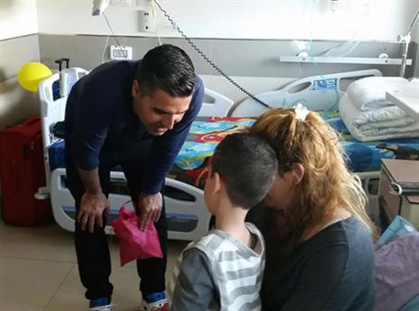 סילבס בביקור בבית לוינשטיין: "נבוא לסמי עופר הכי חזק שאנחנו יכולים"