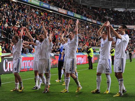 שחקני פינלנד חוגגים באל מולינון. סיבה לאופטימיות? (Getty)