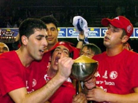 מזרחי וכץ עם הגביע. קליין: "אצל אלון וחומסקי המטרה מקדשת את האמצעים" (Getty)