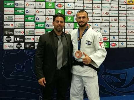 שמאילוב עם המדליה לצד גיא פוגל שמלווה את הנבחרת (איגוד הג'ודו)