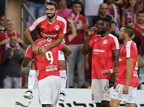 שער ענק בדרך לחמישייה על פ"ת. אוחנה (אלן שיבר)