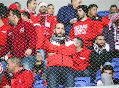 יגיעו בהמוניהם. הקהל האדום רכש כרטיסים ליציעי המארחת (אלן שיבר)