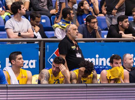 הפנים אומרות הכל (מנהלת הליגה)