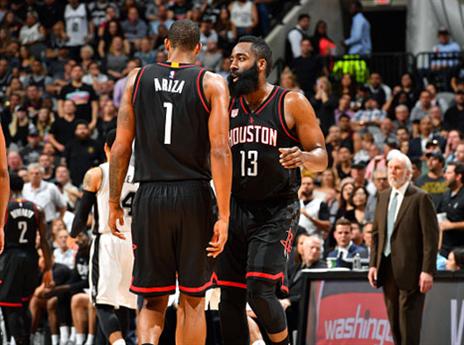 טריפל דאבל שלו לא הספיק. הארדן יחד עם טרבור אריזה (getty)