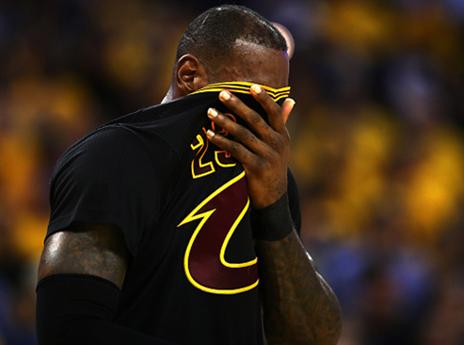 התשישות עושה את שלה. לברון ג'יימס (getty)