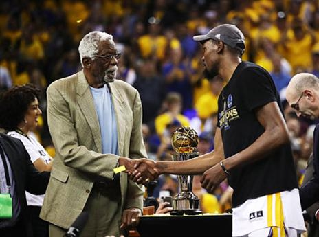 דוראנט מקבל את תואר ה-MVP מביל ראסל הגדול (getty)