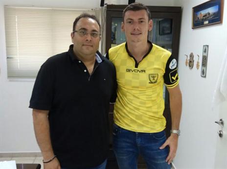 סירושטיין לאחר החתימה עם עורך דינו, עידן כסיף