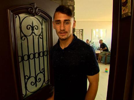 אצילי מעולם לא היה לבדו מחוץ לבית