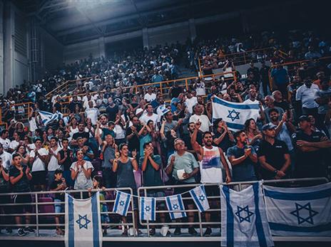הקהל הישראלי שהגיע לעודד (FIBA)