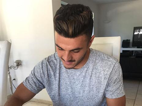 אליהו במעמד החתימה: "התחברתי מאוד למקום ולאנשים"