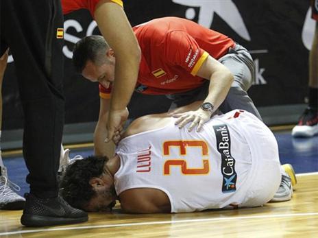 יול. נפל על הפרקט בכאבים