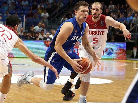 מקל מנהל את המשחק של הנבחרת (אלן שיבר)