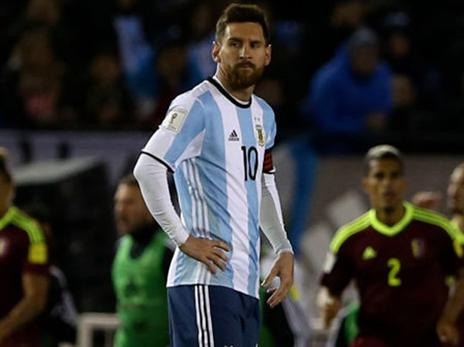 מסי מתוסכל. ארגנטינה עם החרב על הצוואר (getty)