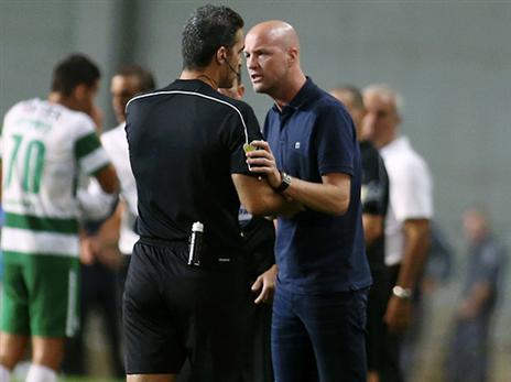 נצמד לקוון באופן מאיים. קרויף (אלן שיבר)