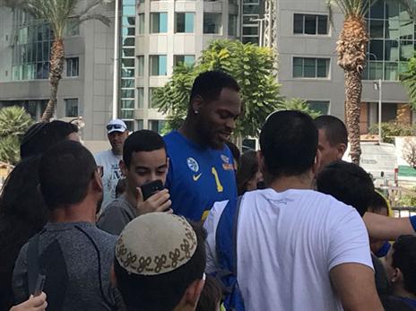 דשון תומאס מקבל אהבה מהאוהדים