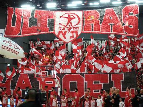 הקהל האדום עם נוכחות מרשימה (אלן שיבר)