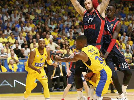 אסיסט נהדר של קול, שגם קלע מכל טווח ברבע השני