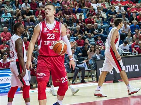 עשה פרצופים. אומיץ' (מנהלת הליגה)