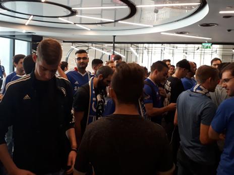 אוהדי צ'לסי מחכים לאליל שלהם