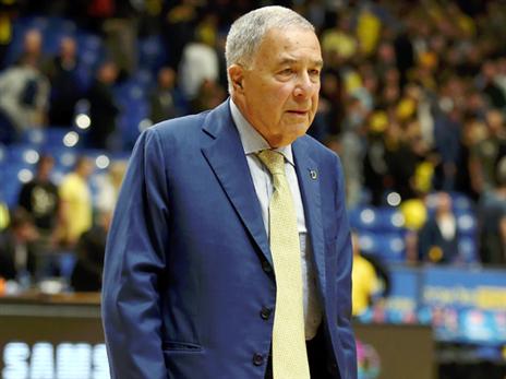 נהנה מהיציע. מזרחי (אלן שיבר)