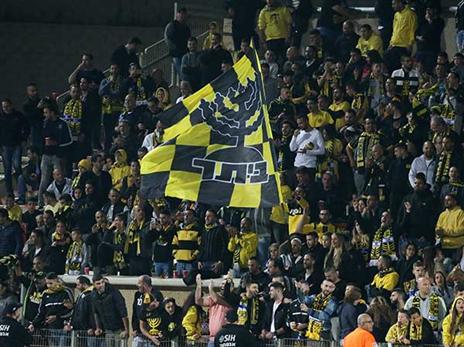 השחקנים מנסים להרגיע את האוהדים (יוסי שקל)