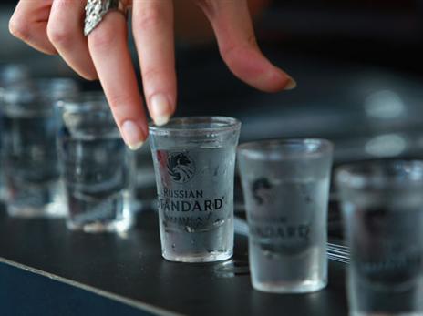 כנראה שלא תריצו שוטים של וודקה ביום המשחק (Getty)