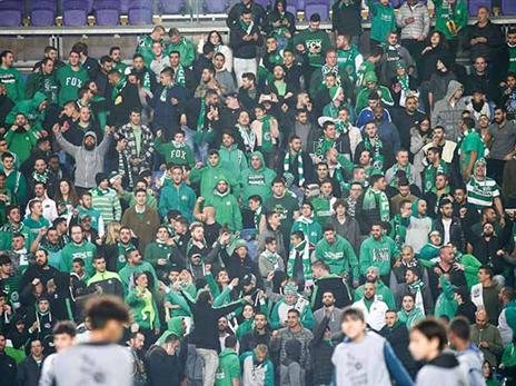 חוצץ בין מחנות האוהדים (דני מרון)