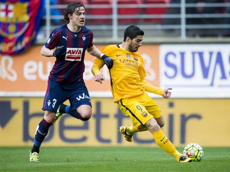 פנטיץ' במדי אייבר מול לואיס סוארס. בקרוב בארץ? (getty)